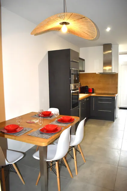 Beautiful air-conditioned 2-room apartment with terrace and garden - Image 1