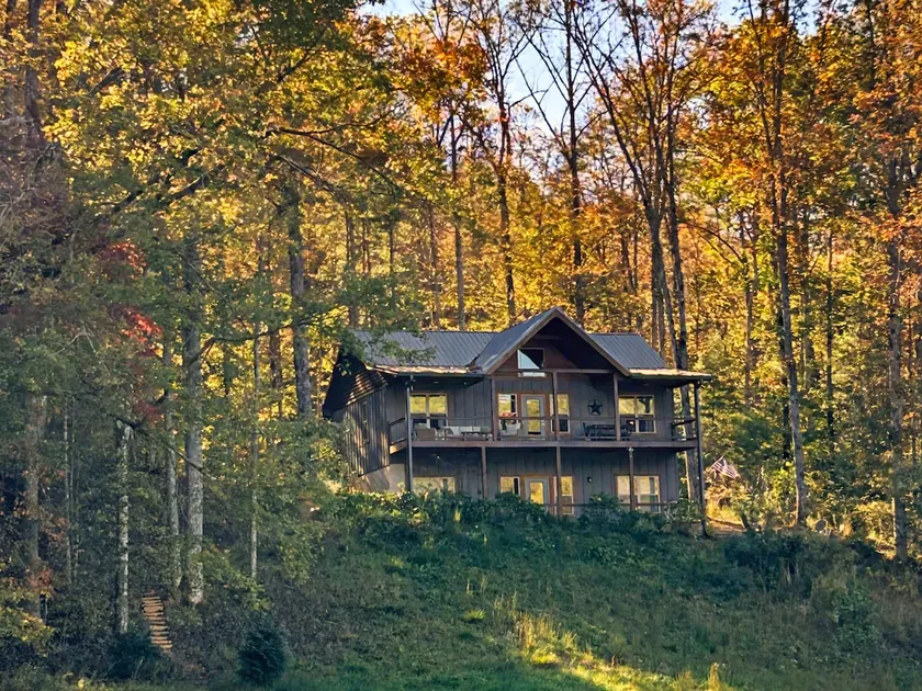 Cabin on 3+ acres, pvt creek, mtn views, hot tub - Image 1