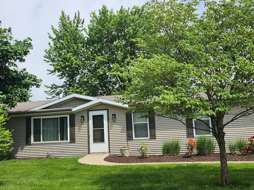 Clean/Charming/ quite/3br, 2 ba house by the park. - Image 1