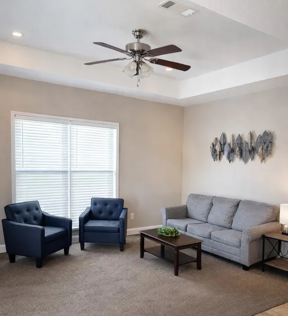 Top Floor · 3BR 2BA · King Beds · Near Shipyard - Image 1