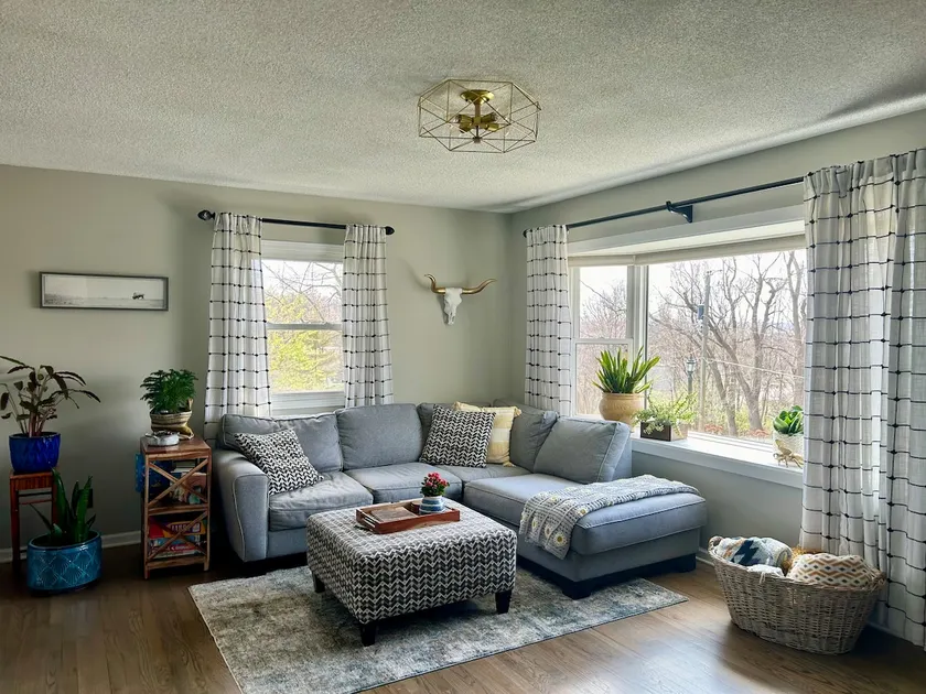 Cheerful two bedroom home in quiet neighborhood. Sun Porch ~ Patio ~  Large yard - Image 1
