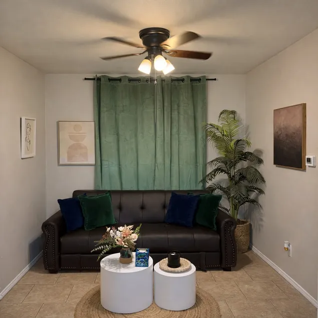 1 Bed home with large fenced in yard! near Airport - Image 1