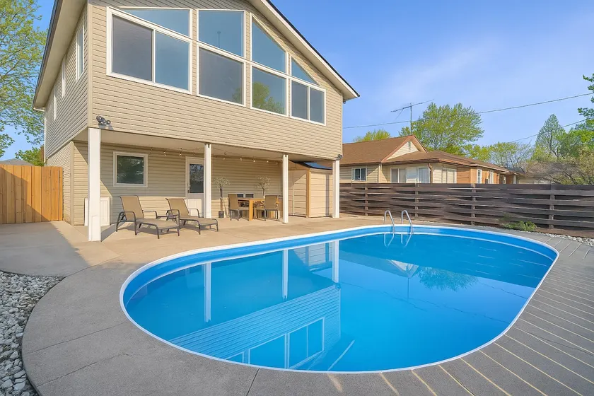 Gorgeous Poolhouse! Spacious Family Home w/Sunroom - Image 1
