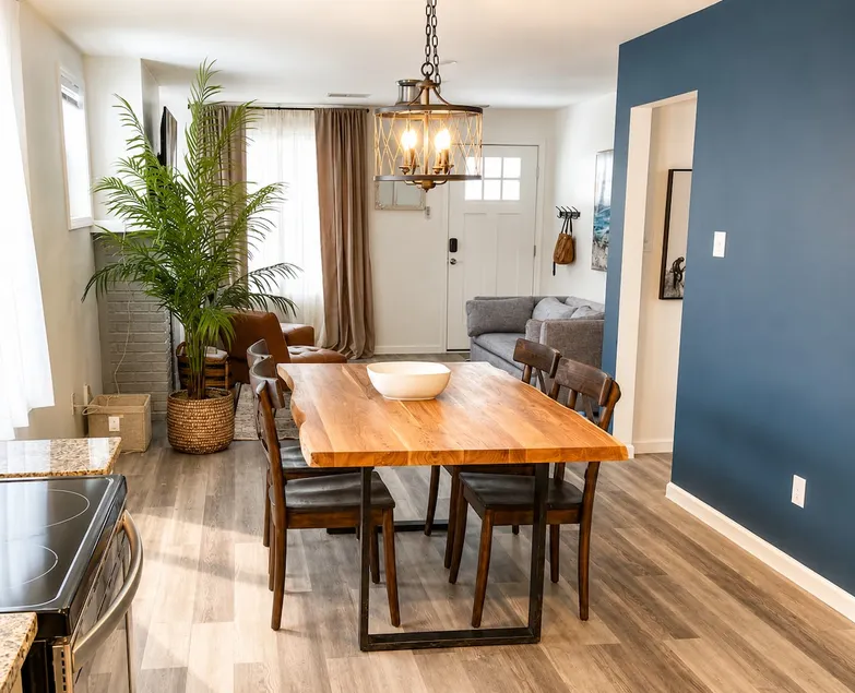 💙Beautiful Bungalow Downtown ~ HorsePark | 🥃 Trail - Image 1