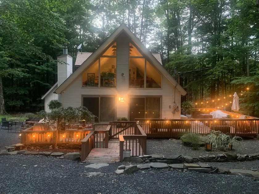 HOT TUB, Lakes, Ski Hill, Golf, Game Room & Endless Foliage, Dog friendly  - Image 1