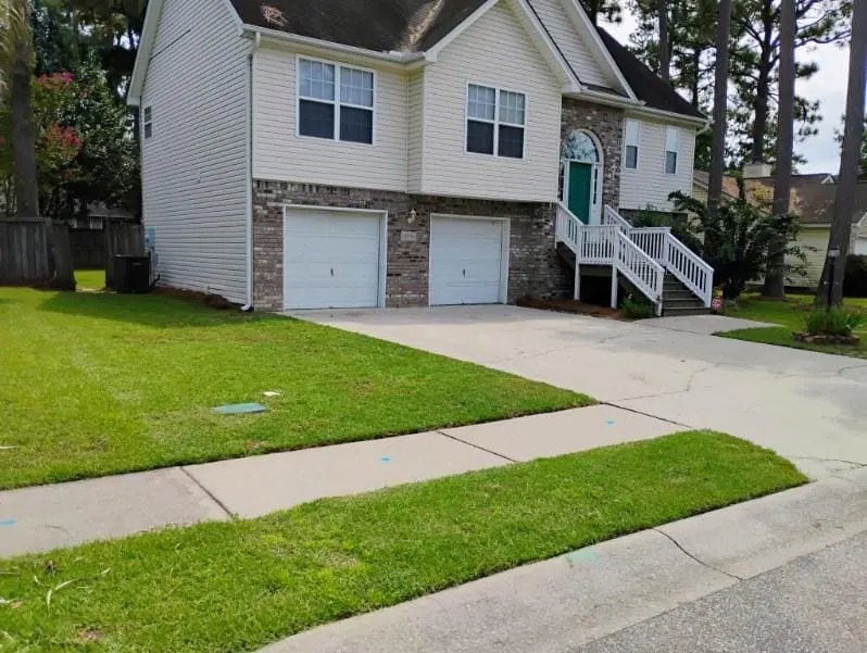 Lovely two-story house with spacious backyard - Image 1