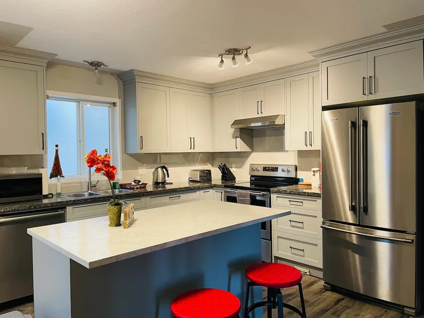 Cozy spacious 4BR home | AC& BBQ | close to Banff - Image 1