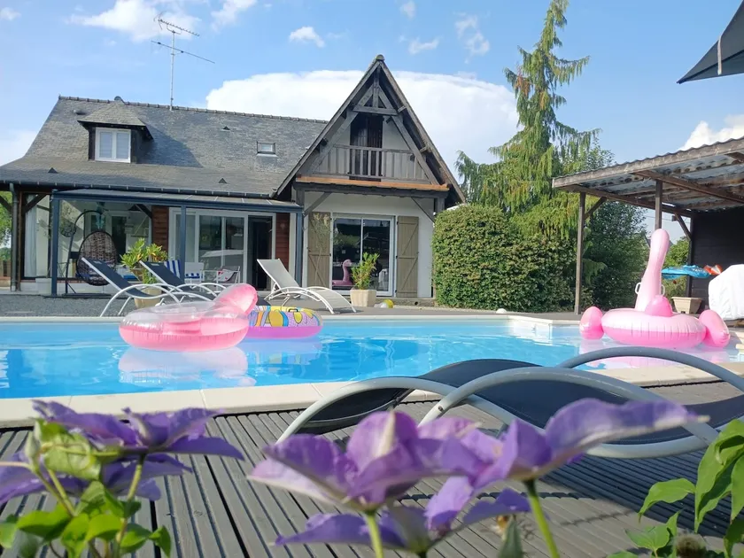 Beautiful vacation home with pool - Image 1