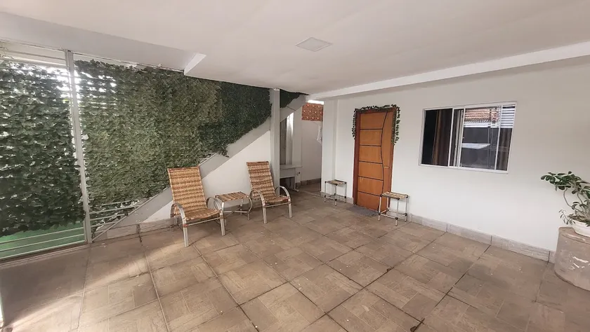 Spacious ground floor apartment with garage - Image 1