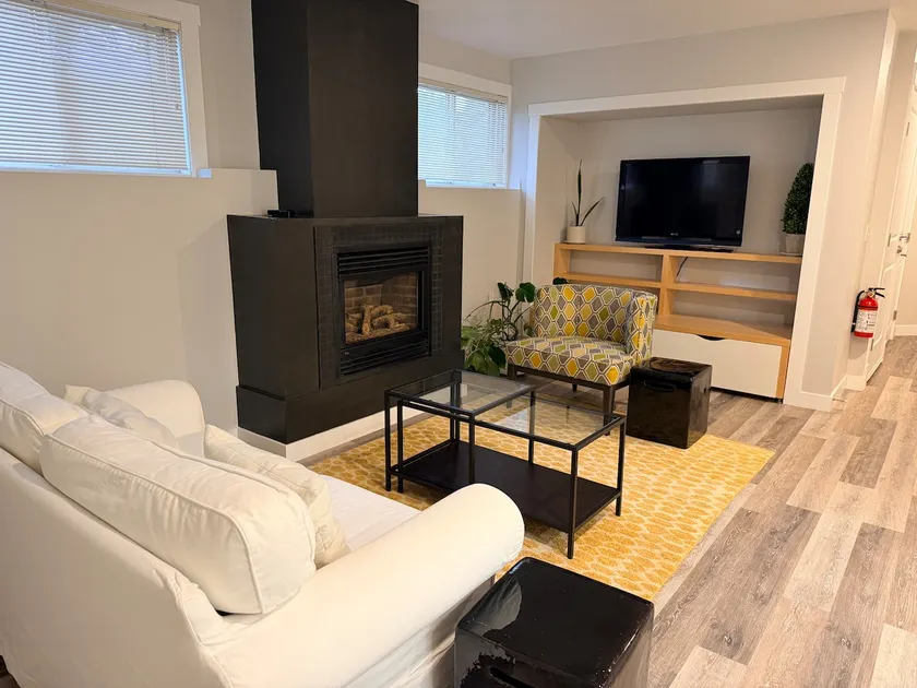Spacious 8 min walk to FMC or UofC w parking - Image 1