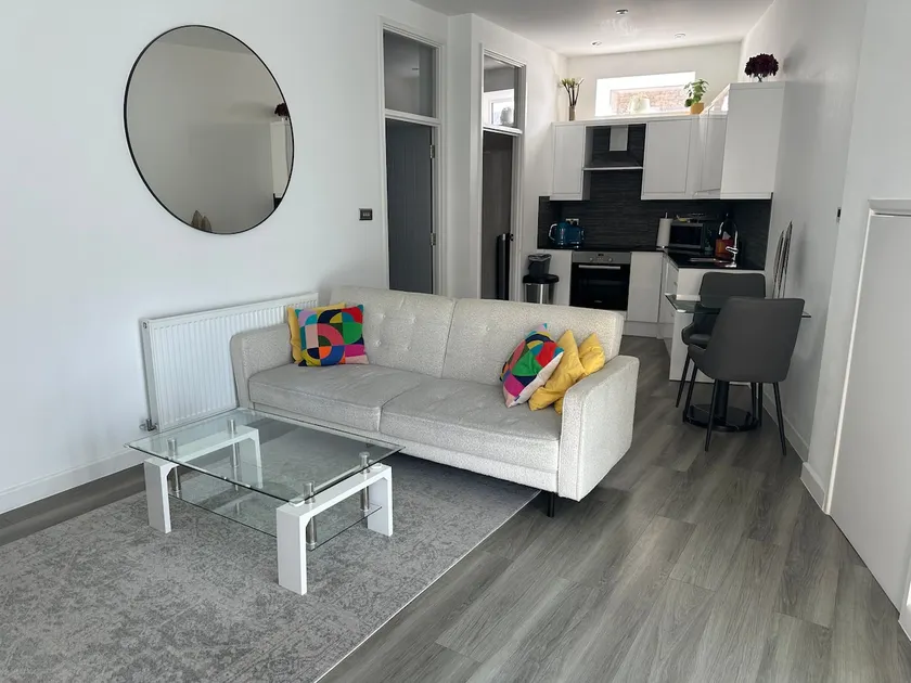 Newly Refurbished Designer 2BR w/ Free Parking - Image 1