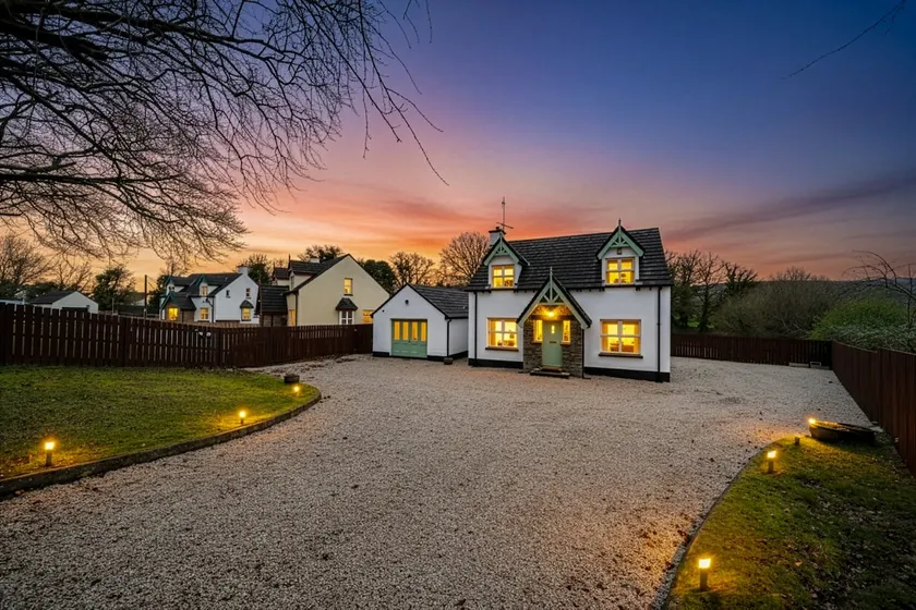 Spacious Coastal Accommodation with Games Room - Image 1