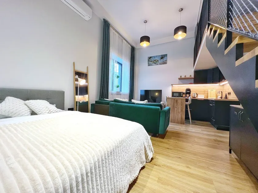 XXL Two-Level Old Town Loft • Free Gym - Image 1