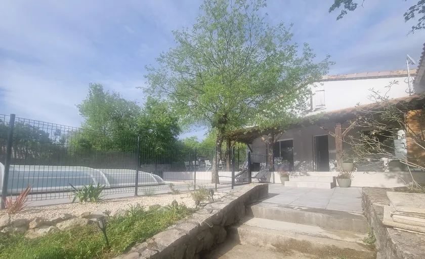 Villa with pool in the heart of the Gorges de l'Ardèche - Image 1