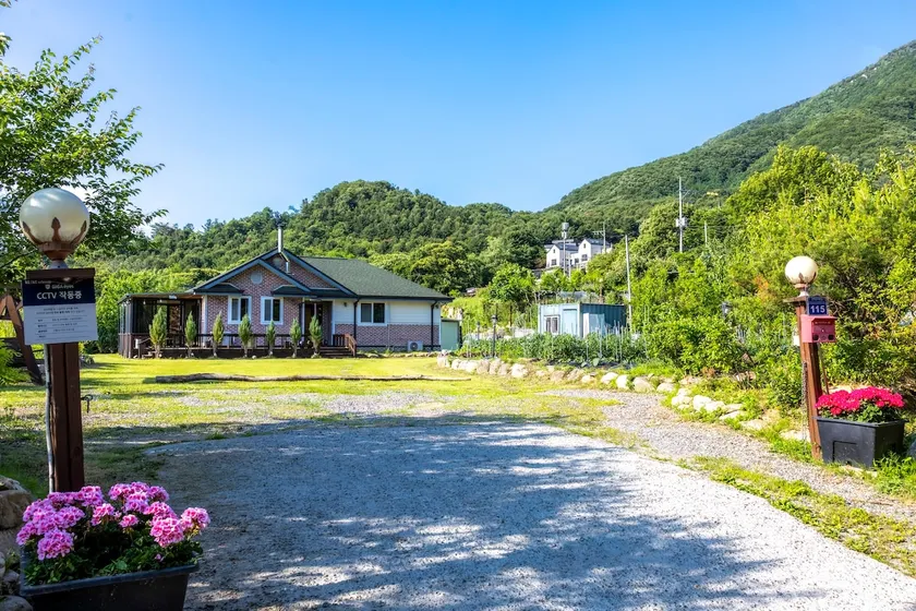 Seorak Healing Stage / View Good Private Villa / Mountain View / Star Meng / Sunset Meng / - Image 1