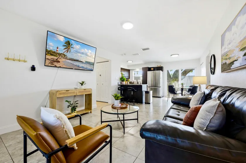 4BR Central Tampa Retreat Private Outdoor Patio - Image 1