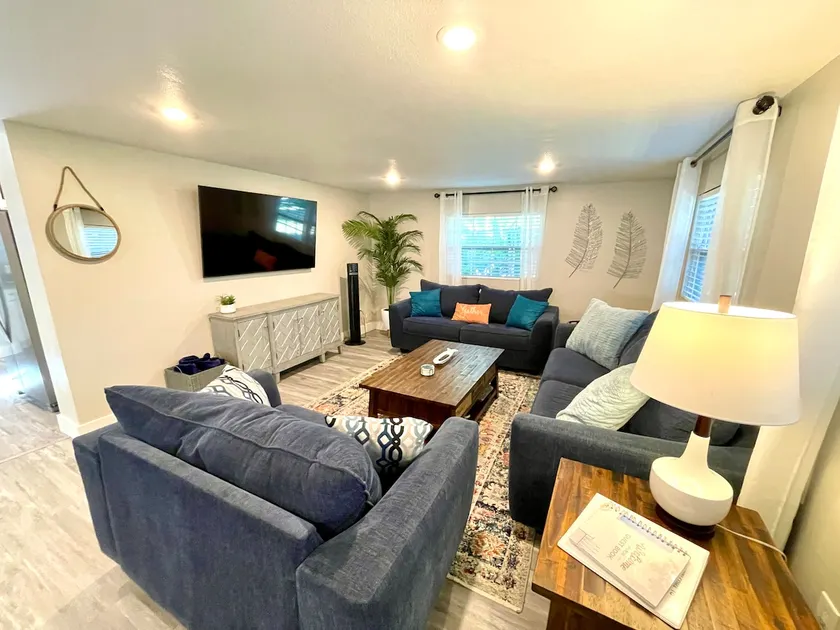 King Suite | Pet Friendly Near Springs & Downtown - Image 1