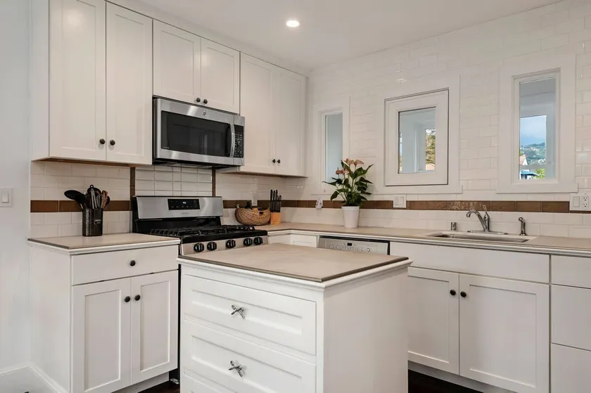 Gorgeous Second Floor Apartment. Walk Everywhere! - Image 1