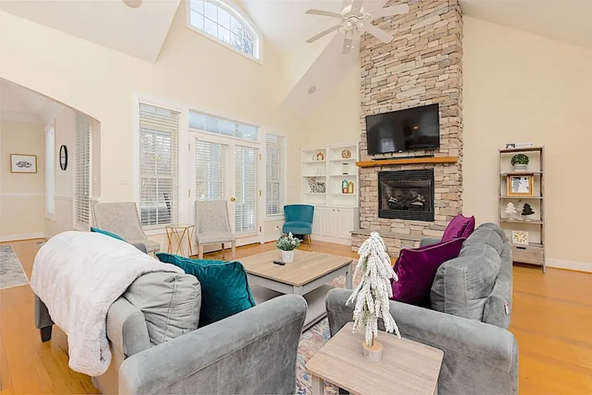 Stoney Creek Cottage Wintergreen w EV Charger - Image 1