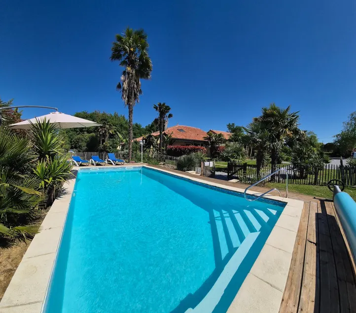 Charming house with pool and wooded park - Image 1