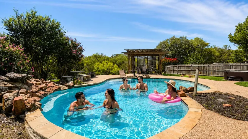Elite 4BR 2BA Holiday Home with Hot Tub, Pool, and BBQ - Image 1