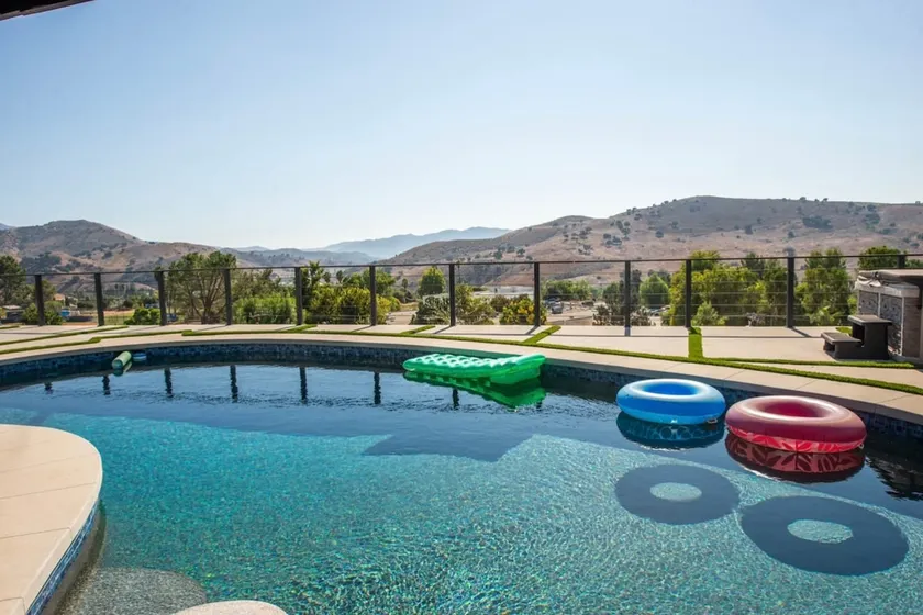calabasas Home With stunning Views, Pool, and Jacuzzi - Image 1