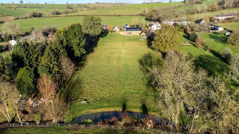 Luxury dog friendly holiday home with large garden in the Cotswolds - Hill View House - Image 1