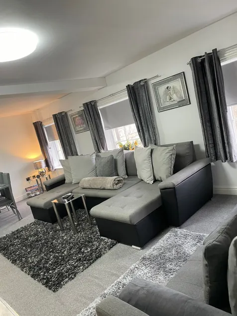 Fabulous 2 bedroom modern penthouse apartment. - Image 1