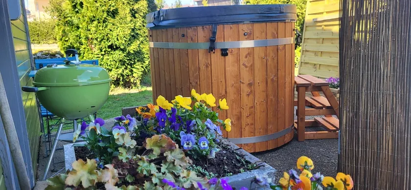 Green chalet, private north-facing bath, heating included, 1.5 hours away - Image 1