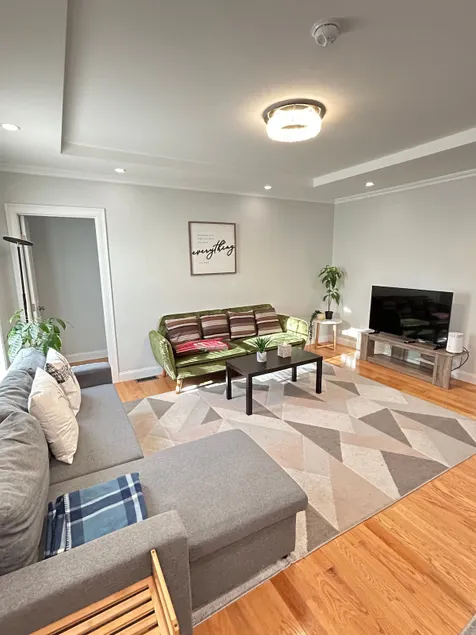 Newly Renovated Lovely 2 bedroom unit - Newton MA - Image 1