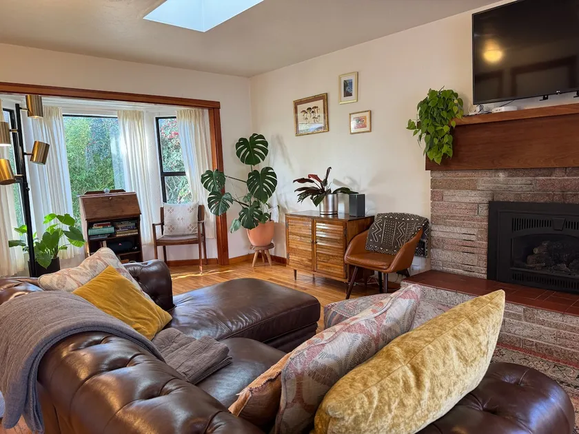 Arcata home with balcony grill - Image 1
