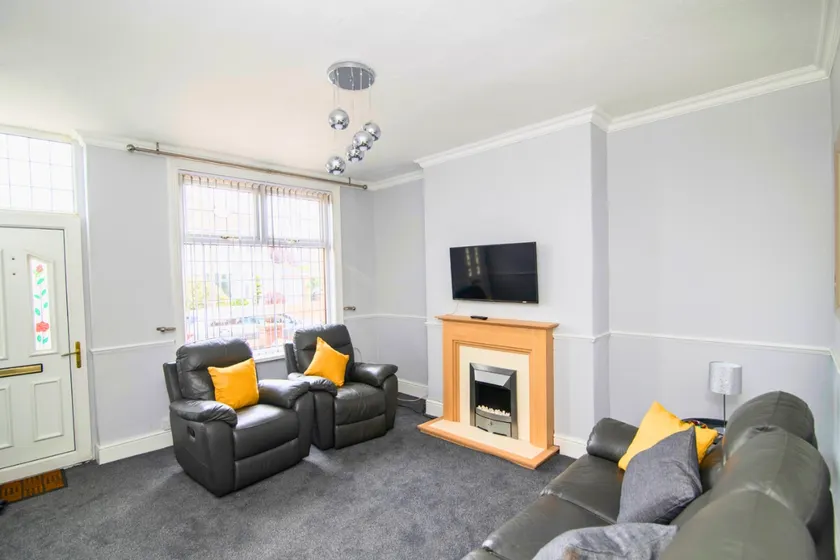 Spacious 2BR Bolton Stay | Work & Family Friendly - Image 1