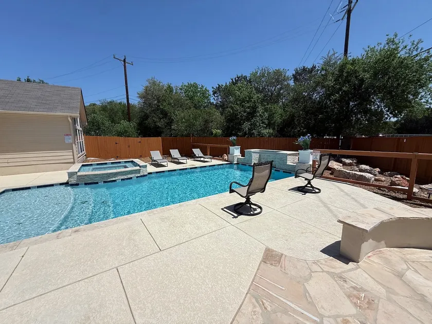Gorgeous & Spacious 4-Bedroom Home with Pool & Spa - Image 1