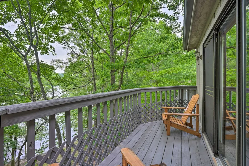Beaver Lake Retreat w/ Deck & Private Hot Tub - Image 1