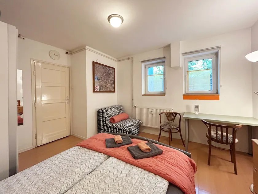 Lovely unit w free parking/naturally cool @ Summer - Image 1
