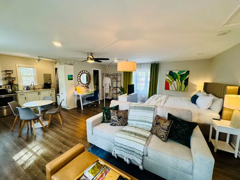 1 bed/1 bath Guest House with Parking - loft39 - Image 1
