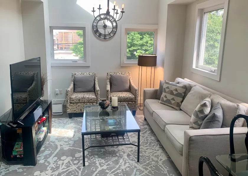 Chic 3-Bedroom Escape | Artful Elegance & Comfort - Image 1