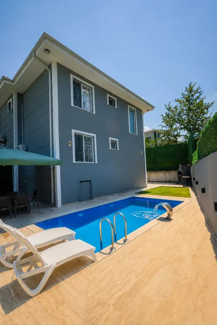Villa with pool and garden, all for you - Image 1