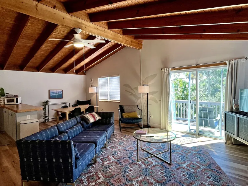 2 Blocks Walk to the Beach! Renovated Beach Apt - Image 1