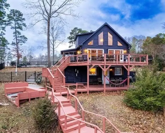 Freshly painted cabin with 3 floors and 3 baths - Image 1