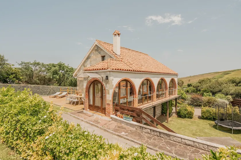 The Costa Quebrada Manor (6 people) - Image 1