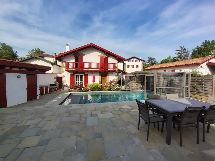 Spacious Renovated 1610 farm-ALL WEATHER Heated Pool-Parking-Walk to town-Pets - Image 1