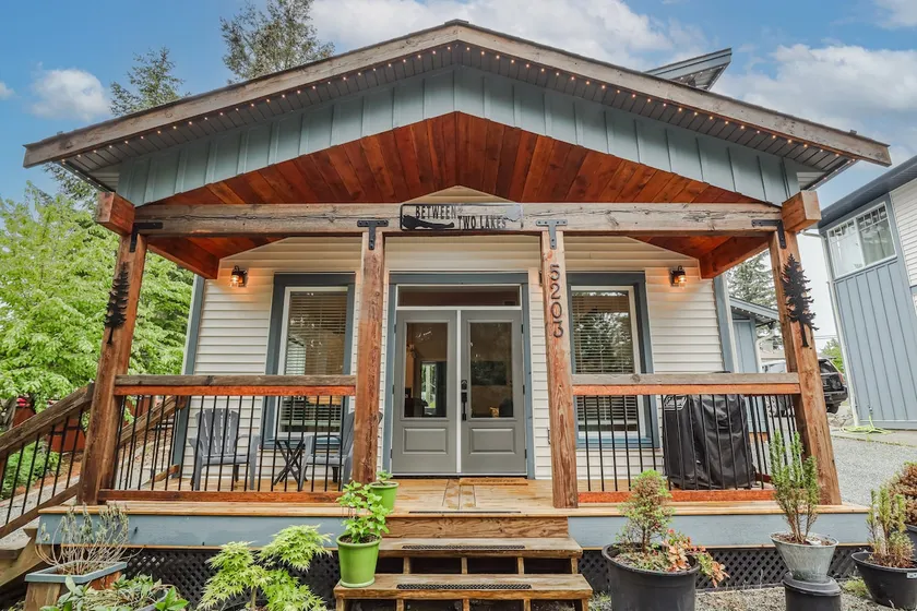 “Between Two Lakes” Cozy Van Island Getaway! w/AC! - Image 1