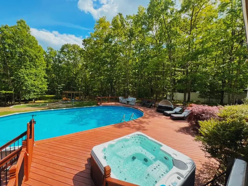 Pocono Escape with huge Pool HOT TUB,GAMEROOM,FIREPIT,near Camelback & Kalahari - Image 1