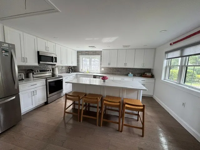 Newly Renovated Waterfront home on Round Pond - Image 1