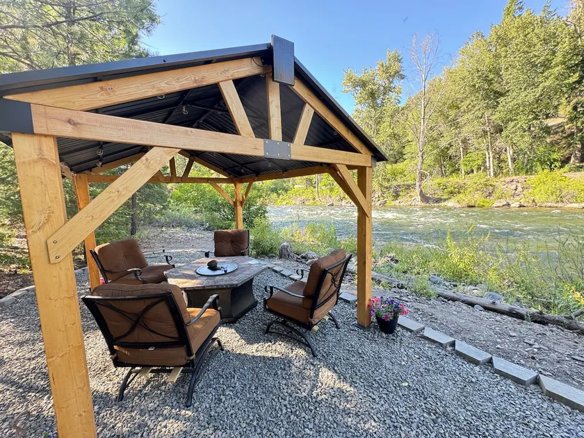 Private River Front Oasis, HotTub, Firepits + A/C - Image 1
