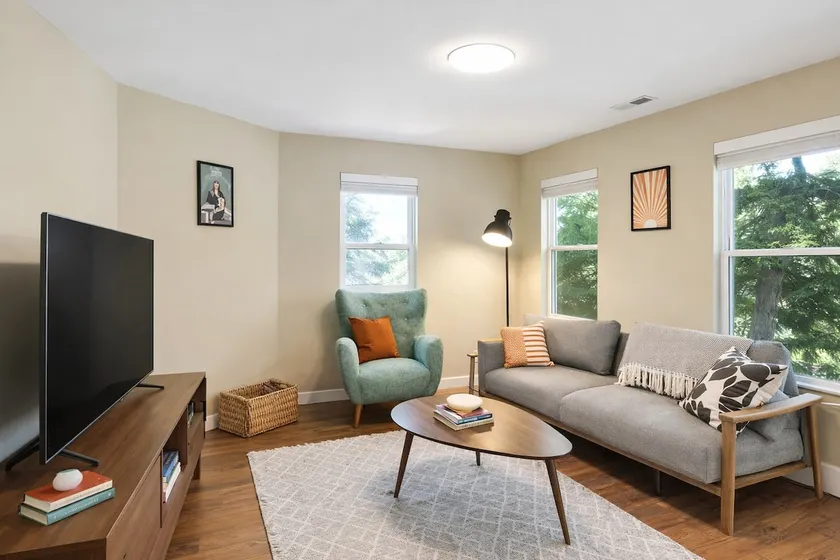 Cheerful Central District Duplex: Upstairs - Image 1