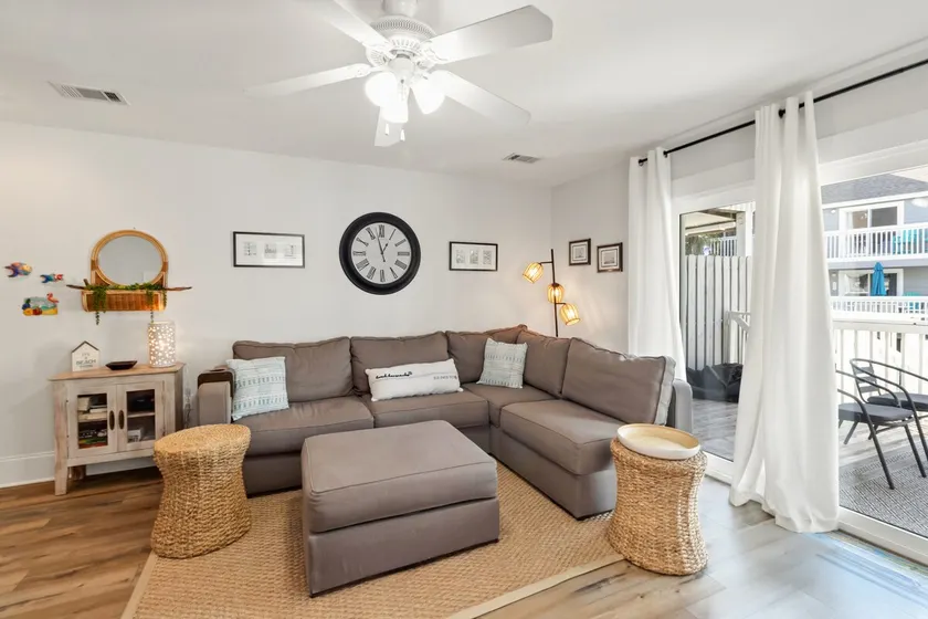Bright end unit across from pool -steps to beach ramp -beach chairs & cart incl. - Image 1