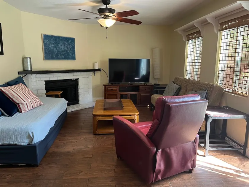 Family home in Davis Manor 3 bedroom-pets welcome - Image 1