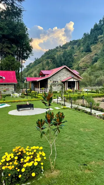 Luxe 2 BHK Mountain View•Private Lawn•WiFi•PetOK - Image 1